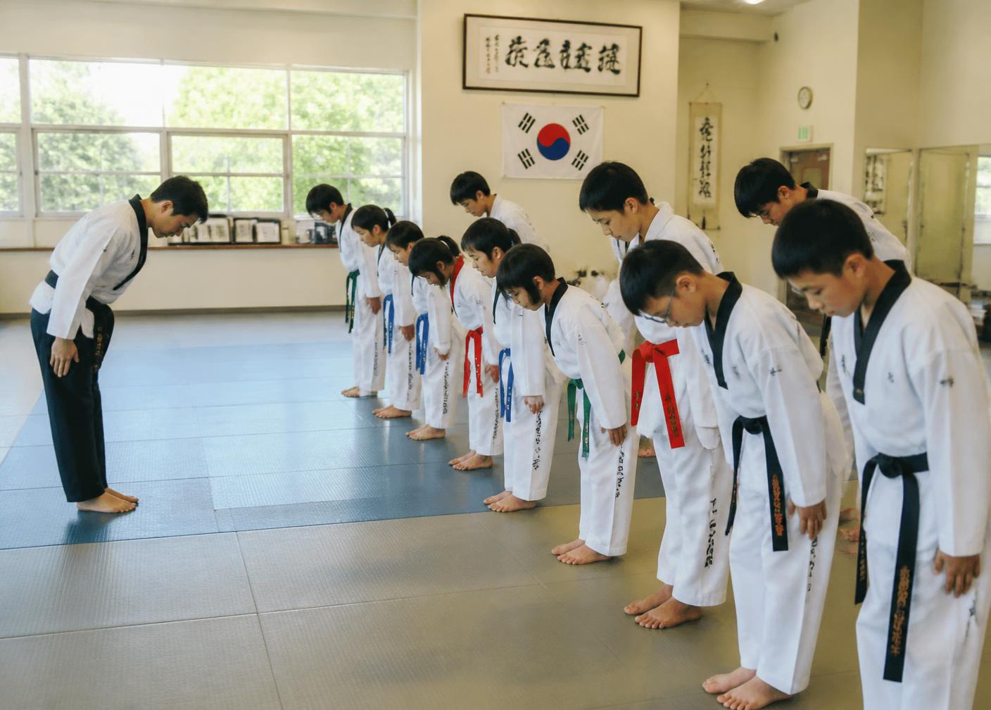 Crianças e adolescentes praticando Taekwondo na Academia Abreu em Taguatinga